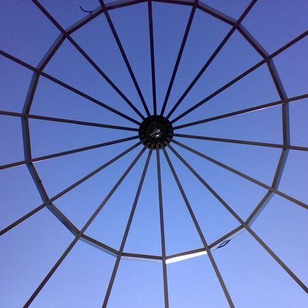 Glasfassaden eines modernen Gebäudes