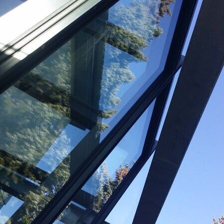 Glasfassaden eines modernen Gebäudes