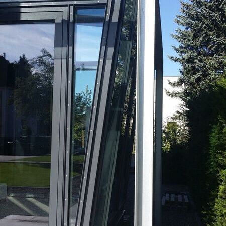 Glasfassaden eines modernen Gebäudes